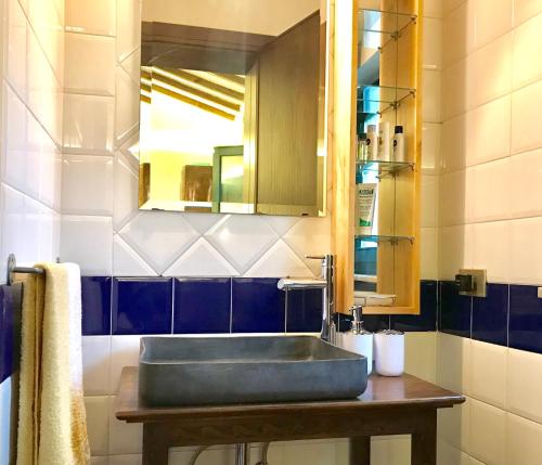 佩夏casina MeMe的一间带水槽和镜子的浴室