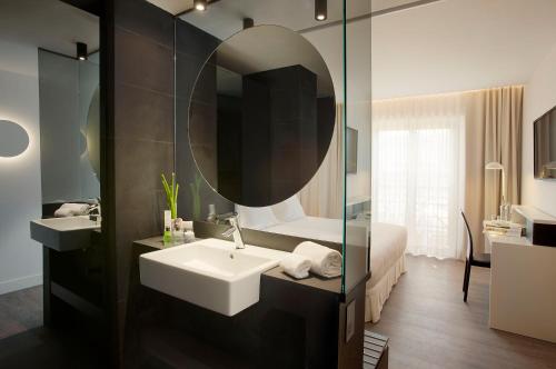 巴塞罗那H10贝尔港4 *索普酒店的一间带水槽和镜子的浴室