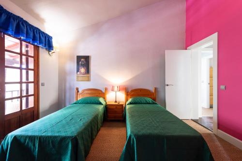 San PedroLa Suerte Agaete-Amazing views By CanariasGetaway的粉红色和绿色的客房内的两张床
