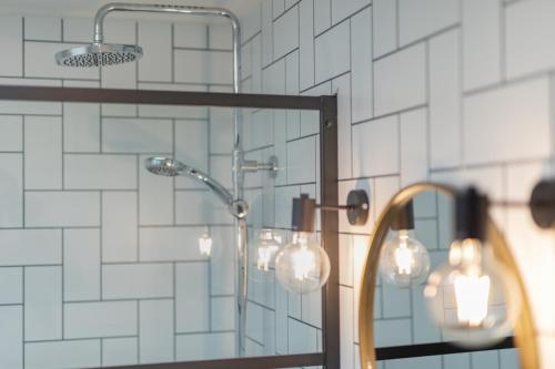 德科赫泽鲁斯特公寓酒店的带淋浴和镜子的浴室