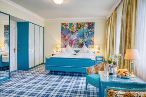 巴特沃里斯霍芬丰特奈城堡酒店的酒店客房配有一张床铺和一张桌子。