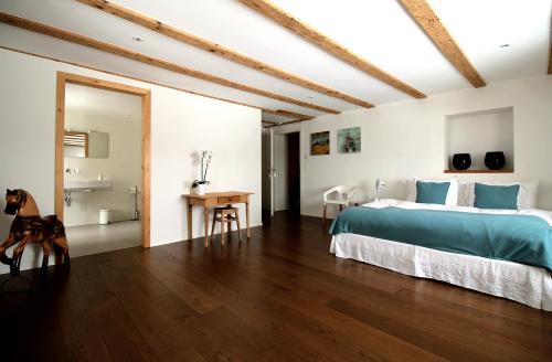 La Praz普拉兹农场住宿加早餐旅馆的一间卧室设有一张大床,铺有木地板