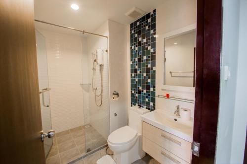 奥南海滩Aonang Ocean View Studio ( The Sea Condo )的浴室配有卫生间、盥洗盆和淋浴。