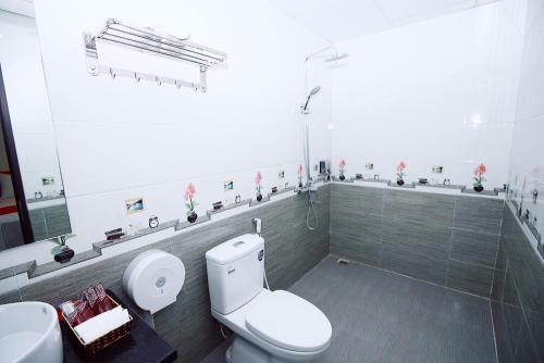 宁平Tam Coc Minh Gia Homestay的一间带卫生间和水槽的浴室