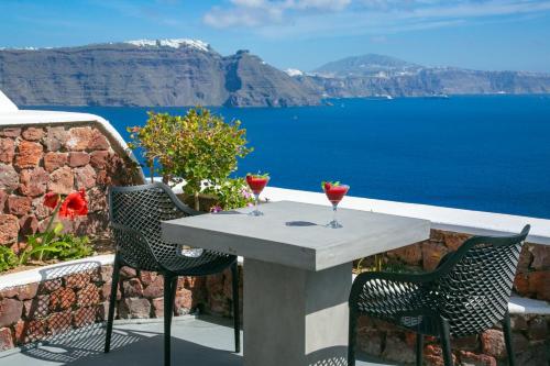 伊亚白珍珠别墅酒店的一张桌子和椅子,享有海景