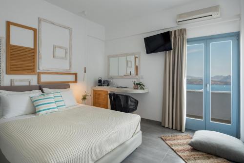 阿克罗蒂里Caldera Romantica Hotel的一间卧室配有一张床,享有海景