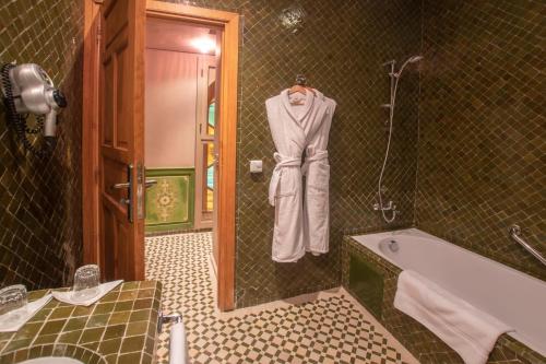 Palais Dar Si Aissa ALL-SUITES的一间浴室