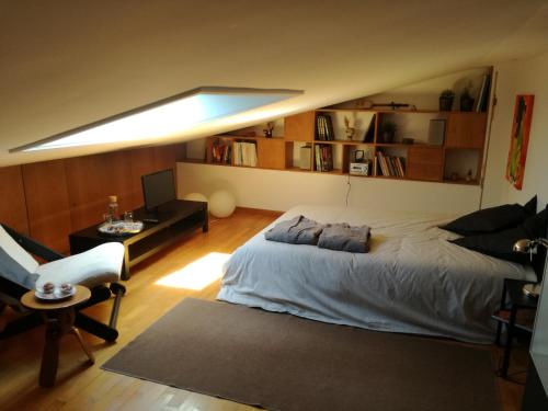 莱萨·达·帕尔梅拉Leça Room的一间卧室配有一张大床和一张沙发
