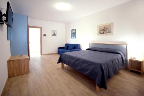 佩斯基奇Residenza Montegrappa的一间卧室配有一张床和一张蓝色椅子