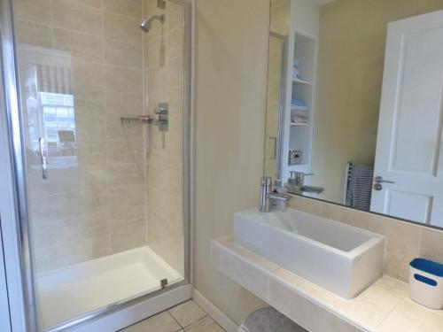 圣安德鲁斯Lade Braes Lane, Westview House, Westview, St. Andrews, Fife, KY16 9ED的带淋浴、盥洗盆和淋浴的浴室