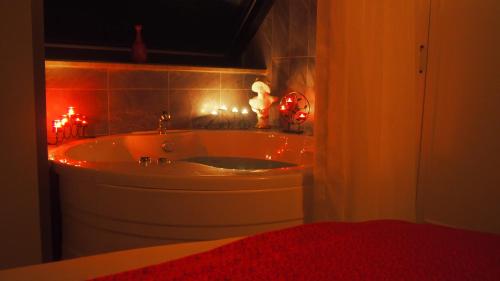安塔利亚Microyal Hotel的浴室设有水槽和灯光