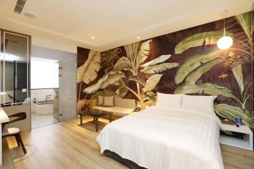 白河山籁渡假会馆 的卧室配有白色大床和壁画