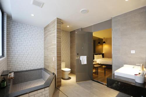 白河山籁渡假会馆 的带淋浴、盥洗盆和卫生间的浴室
