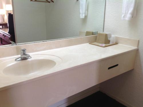 休斯顿斯特德布鲁克酒店/能源走廊廉价汽车旅馆的一间带水槽和镜子的浴室