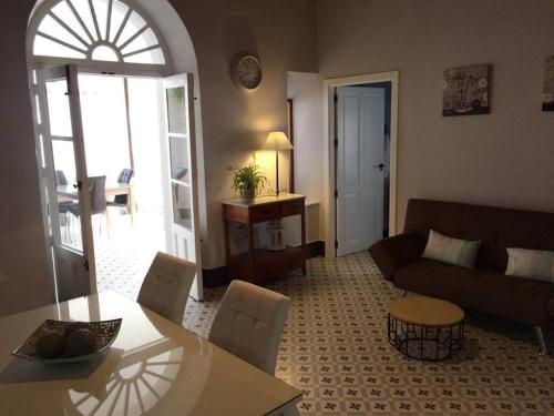阿拉色那La Casa de Monica的客厅配有沙发和桌子