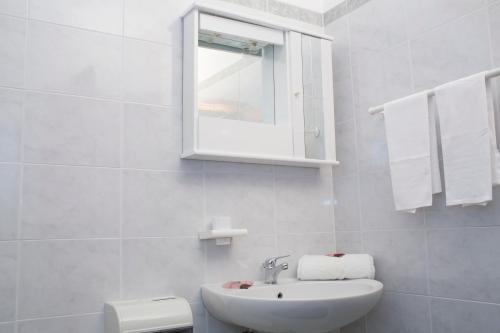 圣乔瓦尼·罗通多阿尔伯格侯爵别墅酒店的白色的浴室设有水槽和镜子