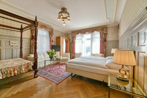 沙夫豪森公园别墅酒店的一间卧室配有一张床和一张带台灯的桌子