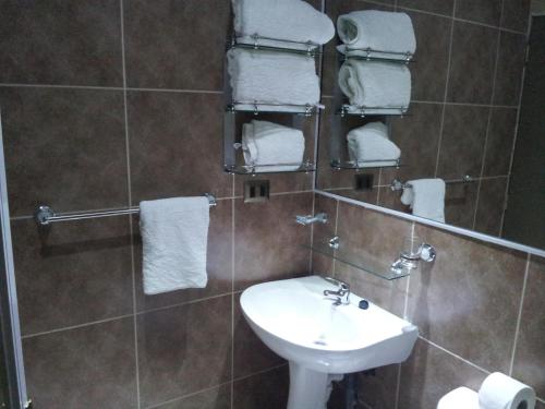 安托法加斯塔阿斯特瑞套房酒店的浴室配有盥洗盆、卫生间和毛巾。