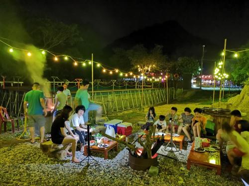 吉婆岛卡特巴环保度假酒店的一群人晚上坐在公园里