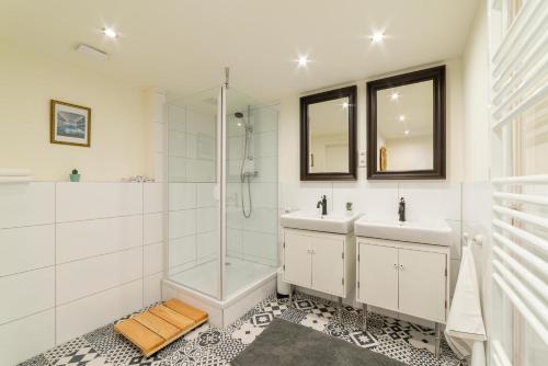 柏林Bürgerpark Apartments的一间带两个盥洗盆和淋浴的浴室
