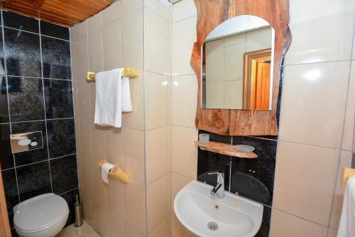 安塔利亚Otel Wood House的一间带水槽和镜子的浴室