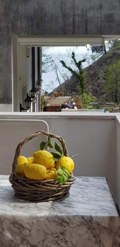 维耶特里Casa Vacanza Giovanna的坐在桌子上的一篮黄水果