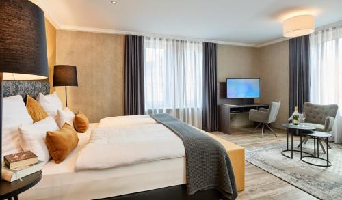 TrassemErasmus ONE - Design B&B的酒店客房配有一张床、一张书桌和一台电视。