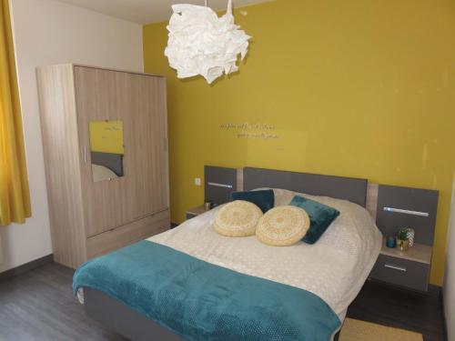 图阿尔Grand appartement chaleureux的一间卧室配有一张带两个枕头的床