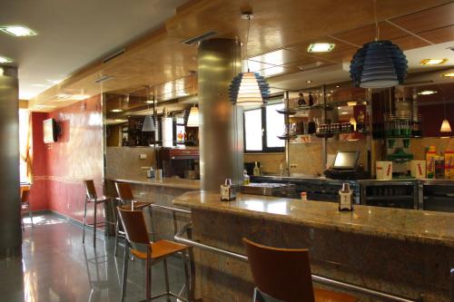 本比夫雷提欧佩普II号旅馆的餐厅内的酒吧,配有柜台和椅子