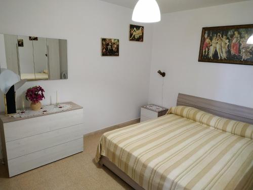 法萨诺Villa Olimpo B&B的一间卧室配有一张床、梳妆台和镜子