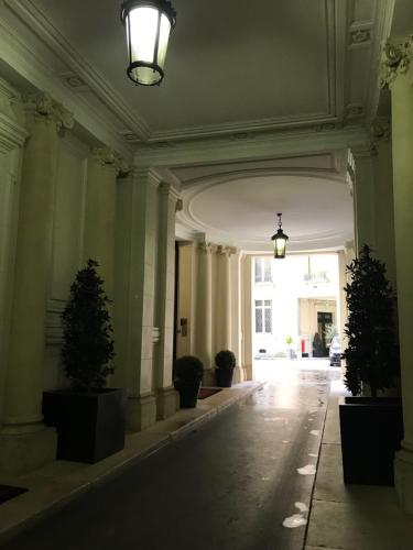 巴黎Parc Monceau的建筑里空荡荡的走廊,有盆栽植物