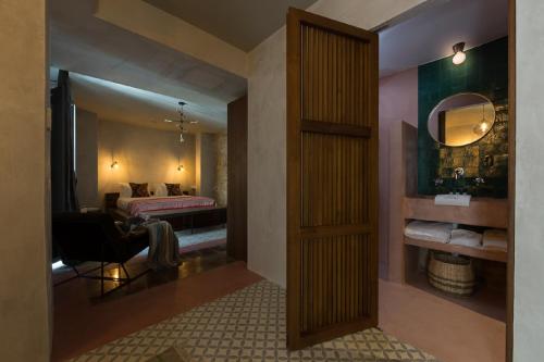 塔里法The Riad - Adults Only的一间酒店客房 - 带一张床和一间浴室