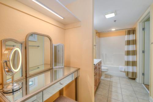 默特尔比奇Horizon at 77th Avenue North by Palmetto Vacations的一间带镜子盥洗盆和卫生间的浴室