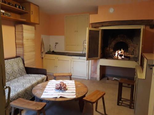Gorsko SlivovoBeeFree的客厅配有桌子和壁炉