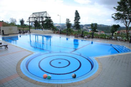 名古屋维斯塔皇冠酒店的蓝色海水大型游泳池
