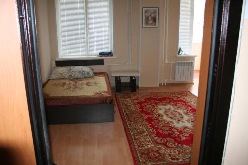 十月镇Садовое кольцо 319 корпус 2 квартира 13的一间带两张床的卧室和红色地毯