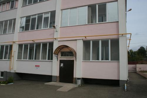 十月镇Садовое кольцо 319 корпус 2 квартира 13的粉红色和白色的建筑,设有门