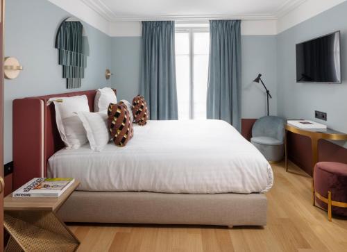 巴黎Hôtel Parisianer的一间卧室配有一张大床和一张书桌