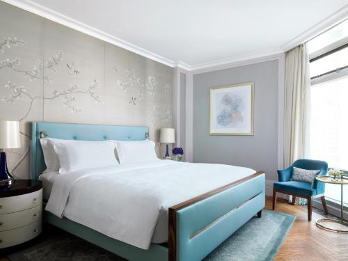 香港香港朗廷酒店的一间卧室配有蓝色的床和蓝色椅子
