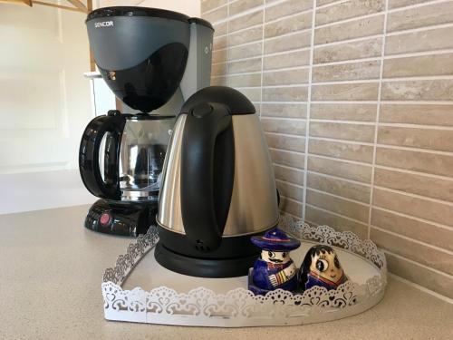 拉克韦雷Heinaka Kodu的咖啡壶,位于柜台上的咖啡壶