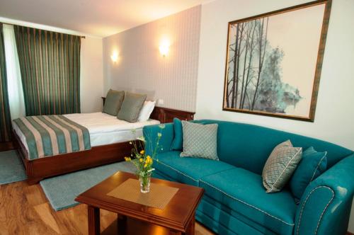斯勒尼克青翠山丘旅馆的客厅配有蓝色的沙发和床。