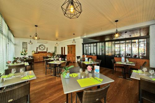 滨海拉特朗什罗吉斯莱斯科尔斯维特酒店的餐厅内带桌椅的用餐室