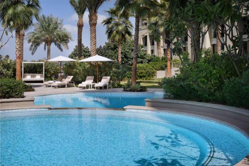 迪拜范思哲酒店内部或周边的泳池