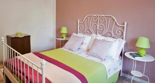 阿斯蒂La Casa di Giò的一间卧室配有一张白色床架的床