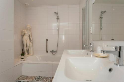 法尔肯堡Aan de Cauberg的白色的浴室设有水槽和浴缸。