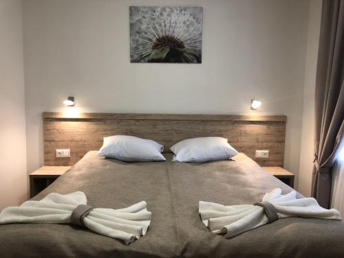 科洛梅亚Hotel Bonus的一间卧室配有一张床,上面有两条毛巾