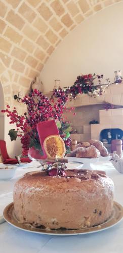 拉泰尔扎Casa Vacanza-La Bruna的上面有柠檬片蛋糕的桌子