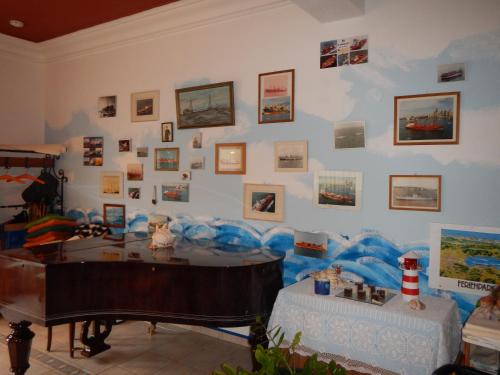 沃尔特湖畔韦尔登Haus Friedburg的客厅配有桌子和钢琴