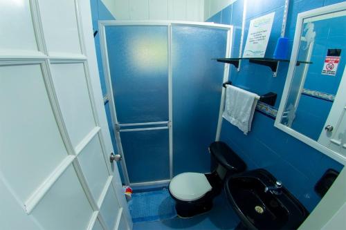 圣安德烈斯Posada Nativa Atardecer Isleño的蓝色的浴室设有卫生间和淋浴。