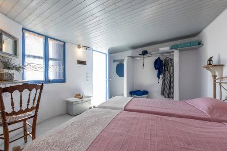 梅萨雷亚埃曼狄纳住宿加早餐旅馆的卧室配有粉红色的床和椅子